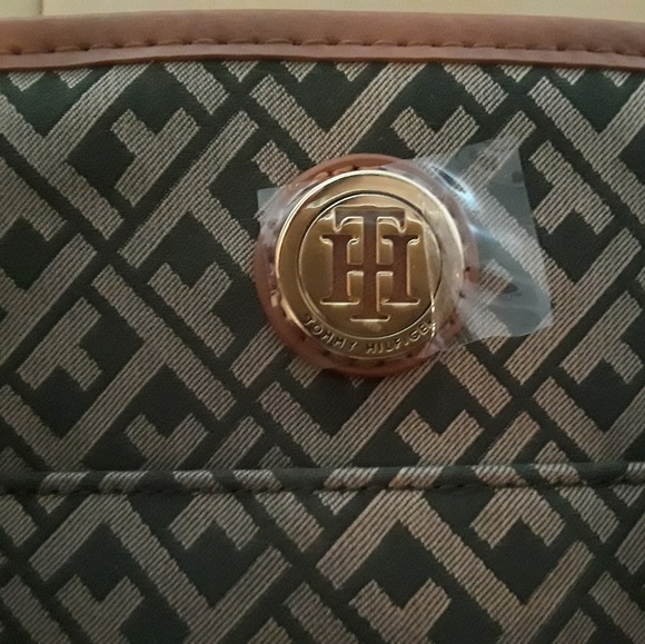 Tommy Hilfiger Handbag (New with a tag) - Picture 3 of 5